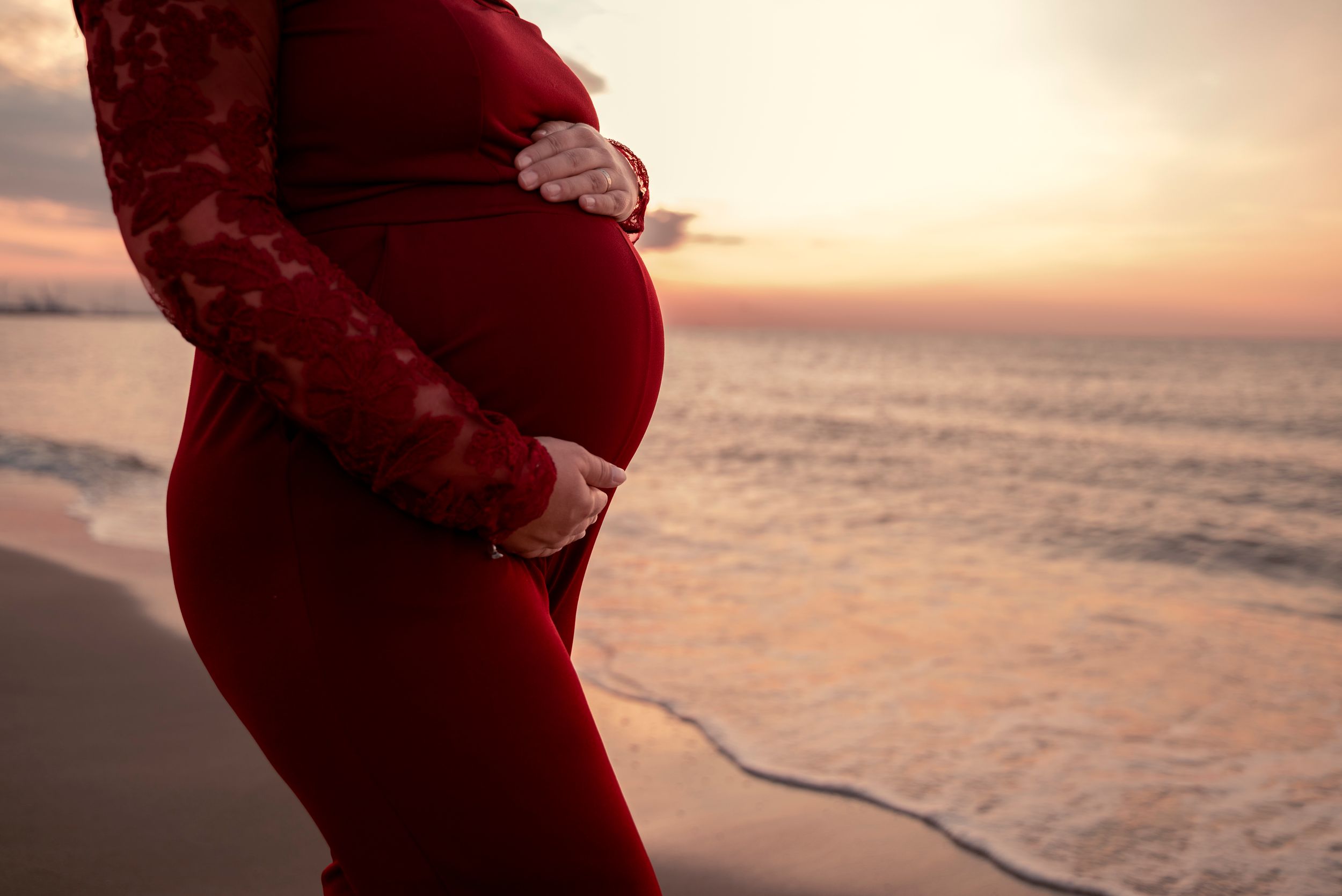 Zwangerschapsfotografie op het strand bij zonsondergang